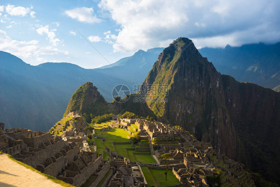 Picchu梯田从上到下Urubamba山谷的陡峭视野图片