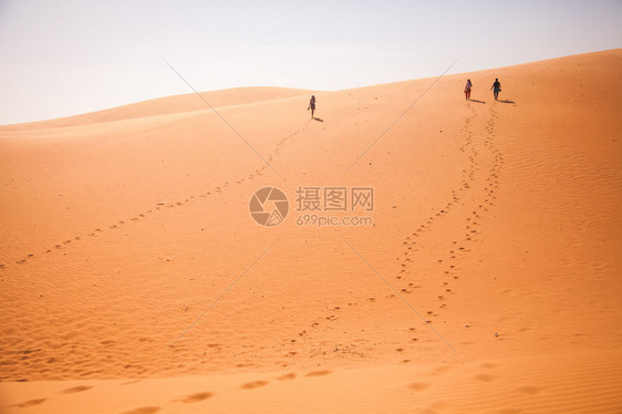 游民沙漠中一人或多人图片