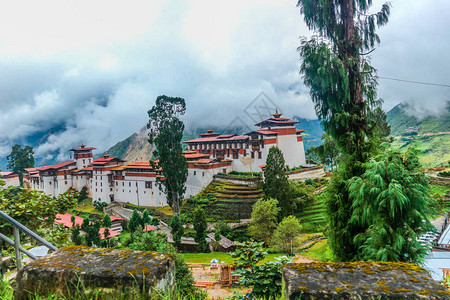 Dzong与雾山的景象图片