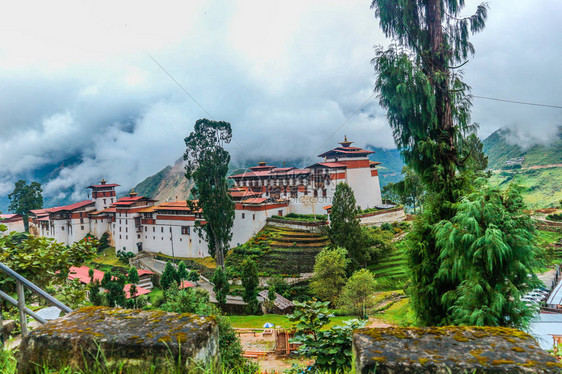 Dzong与雾山的景象图片