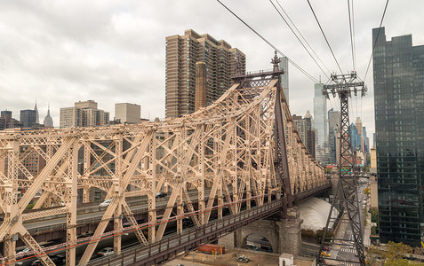 连接纽约市曼哈顿和罗斯福岛的皇后斯伯罗桥的图片