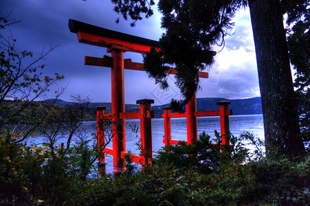 晚上在箱根芦湖日本寺庙浪漫场景图片