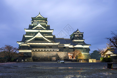 日本北九州熊本城的黄昏图片