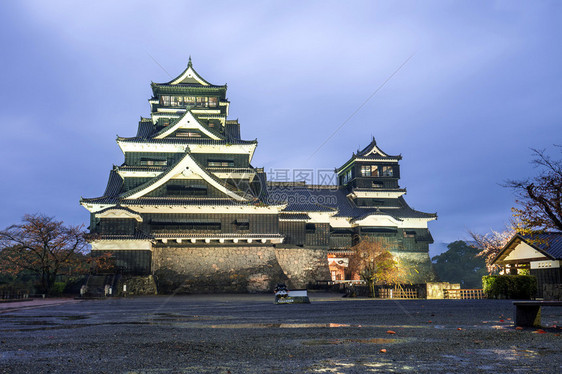 日本北九州熊本城的黄昏图片