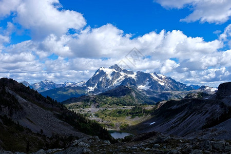 喀斯特山脉的Shuksan山贝克山森林西雅图图片