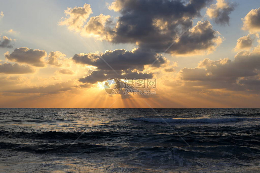 在以色列北部地中海的地平线上落下白昼和夜幕图片