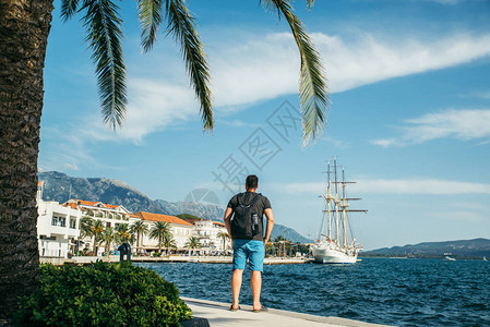 站在海边的男子与大船交界处美丽的景背景图片