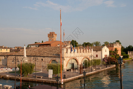 意大利这个拥有5500名居民的小镇位于湖的最宽处图片
