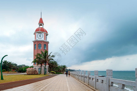 位于海南省海口市海岸线上的古钟楼图片
