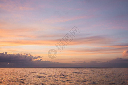 日落时多云的天空和大海景观图片