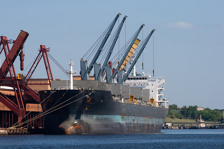 港口码头的大型干货船图片