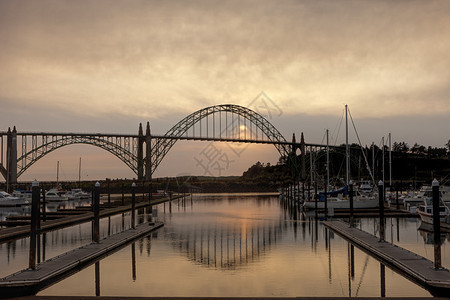 从俄勒冈州纽波特南边的码头起日落时图片