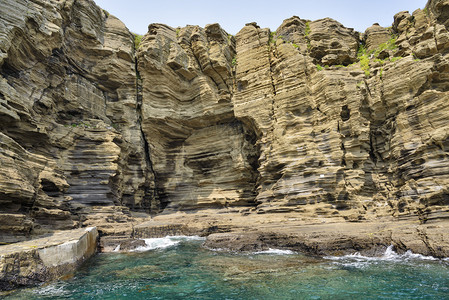 济州岛的龙尾海滩以壮丽的海边风光和由砂岩堆砌而成的海岸悬崖而闻名图片