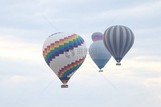 土耳其卡帕多西亚山谷的热气球图片