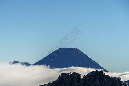 蓝色天空下美丽的巨火山图片