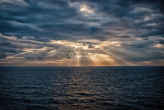 Cloudscape与在英国伦敦海上的阳光多云的天空上的大海戏剧天空上的云彩晚上自然和日落自由和图片