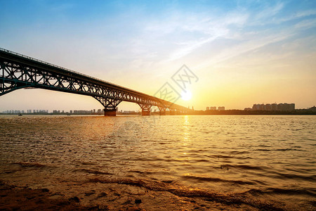 南京长江大桥是设计建造的长江上第一座桥梁高清图片