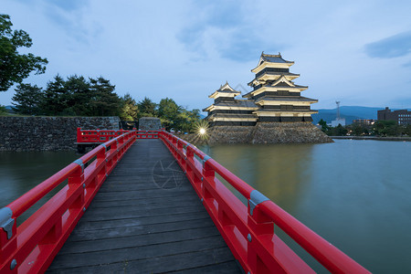 日本南野市松本城堡夜图片