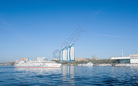 这是船与游客一起抵达河港的图片