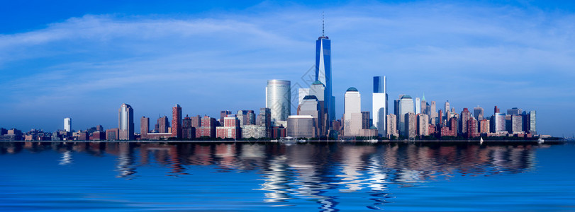 纽约市下曼哈顿与世贸中心在黄昏交换地点与世贸中心的全景图片