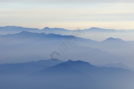 日本温柔苍白烟雾清晨大气中图片
