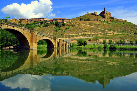 Ebro河经过西班牙拉里奥哈的SanVicentedelaSon图片