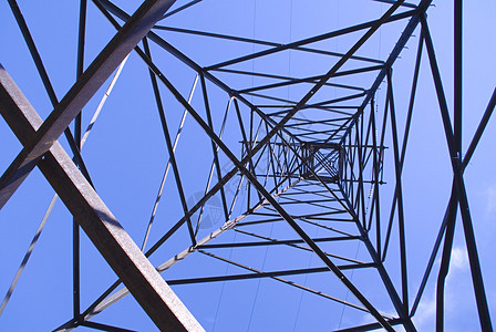 清澈的蓝天和输电线路的钢塔从里面看图片