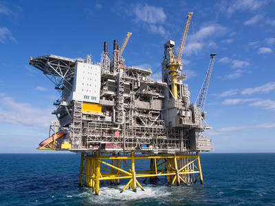 挪威海域北海上石油平台背景图片