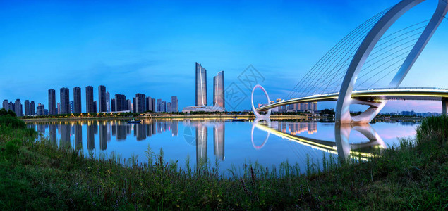 南京城市天际线与现代建筑夜景图片
