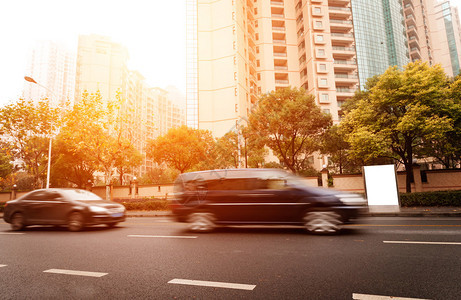 夕阳下的城市道路图片