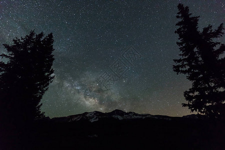 在科罗拉多山脉的夜空中图片