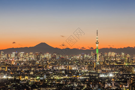 东京城市景观与东京天空树和富士山图片