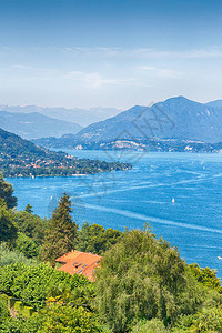 在意大利风景全的湖泊和山丘美丽的目地图片