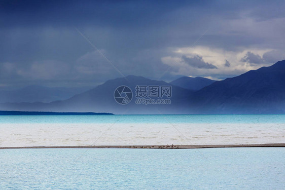 在加拿大的山湖旁图片