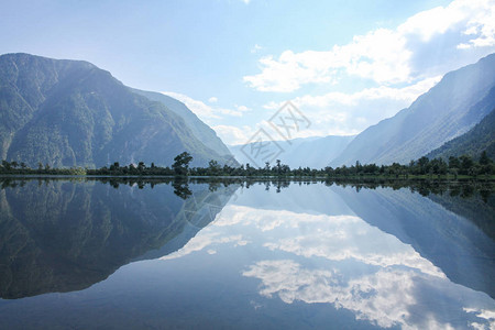 俄罗斯阿尔泰山脉和湖泊的美丽风景图片