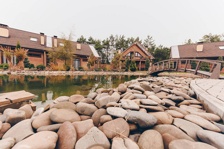 池塘岸边和乡村小屋的石头图片