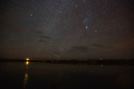 在冰原的夜晚以水和巨星天空为代图片