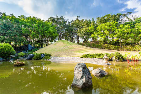 日本园林中的池塘和水景图片