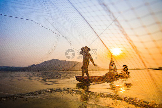 船河日落亚洲渔夫网在湄公河上使用木船铸造网日落或日出山背景生活人乡图片