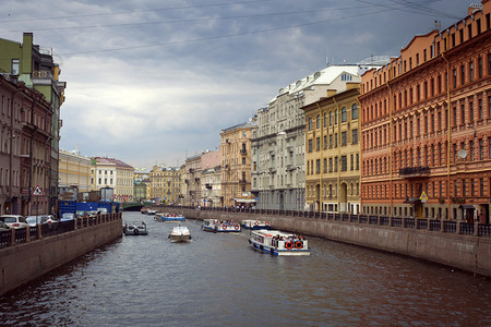 与小船的河道在圣彼得堡图片