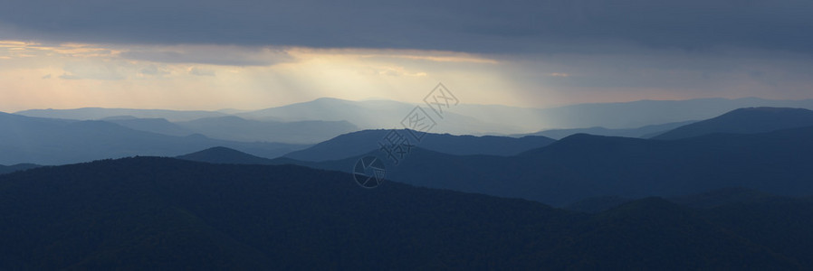 山脉全景广阔的地貌山丘的轮光喀尔巴阡山脉图片