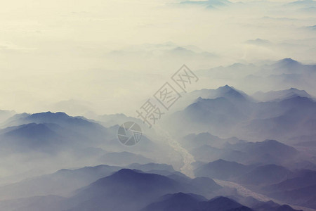 雾景中的山脉剪影图片