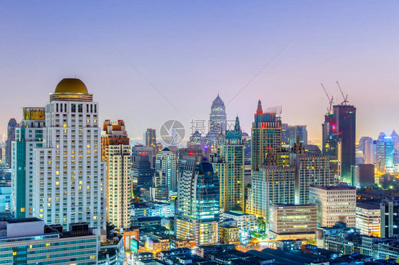 曼谷城市景观黄昏时分高楼的商业区图片