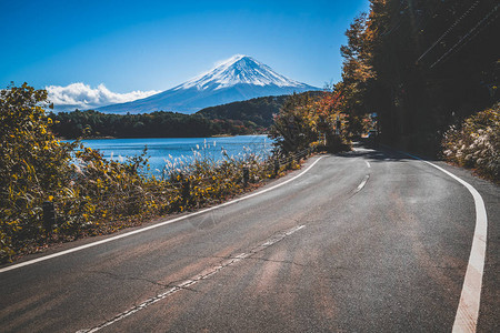 日本富士山和河口湖的高速公路边日本的公图片