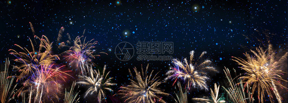 夜空中五颜六色的烟花新年背景图片