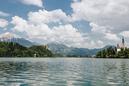 美丽的风景有平静的山湖山峰和建筑图片