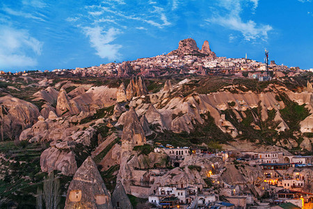 土耳其格雷梅的圆柱形石崖和洞穴房屋背景图片