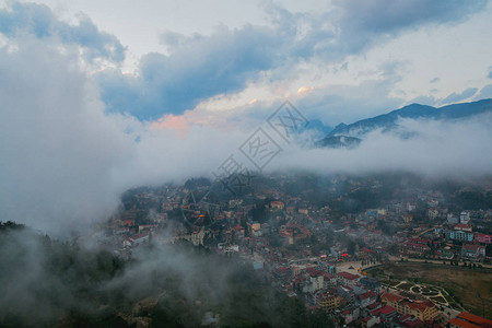 越南萨帕美丽山峦云雾中的小镇图片