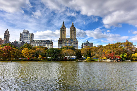 中央公园在秋天纽约市湖边的图片