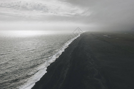 冰岛黑沙滩与多云天空图片